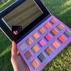 HipDot- Boss Is Beauty eyeshadow palette